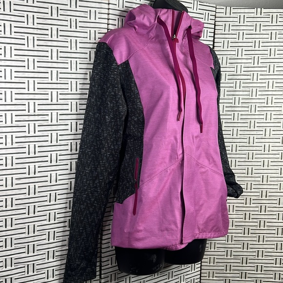 The north face jacket, hooded, and wind resistant - Picture 2 of 16